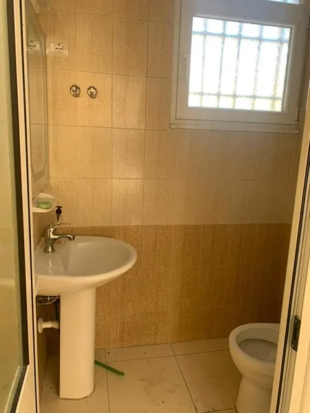 Tirane, shitet dyqan Kati 0, 42 m² 115.290 Euro (Vasil Shanto, prane Kesh-it)