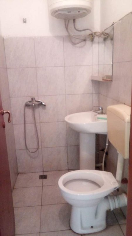Tirane, jepet me qera apartament 1+1+BLK Kati 3, 65 m² 25.000 Leke (rruga Stefe Curani)