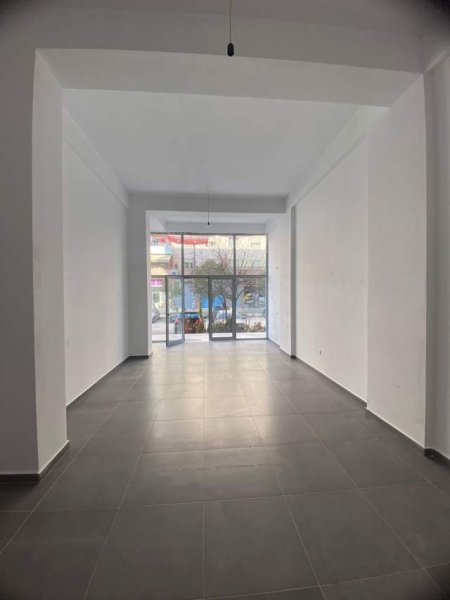Tirane, jepet me qera ambjent biznesi Kati 0, 43 m² 200 Euro (Astir)