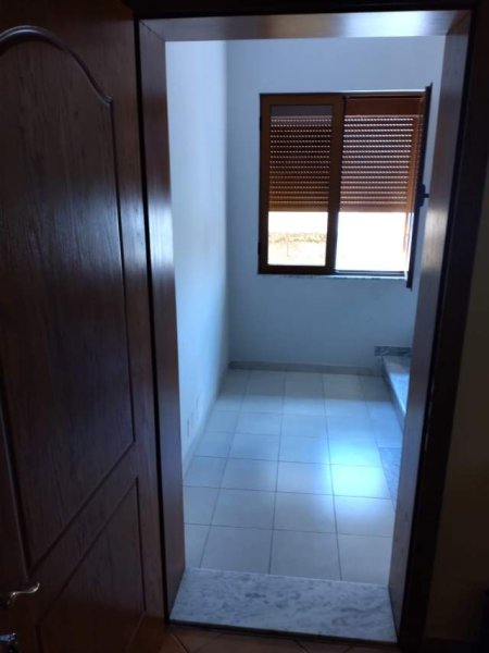 Tirane, jepet me qera apartament 3+1 Kati 2, 130 m² 300 Euro (Ali Demi)