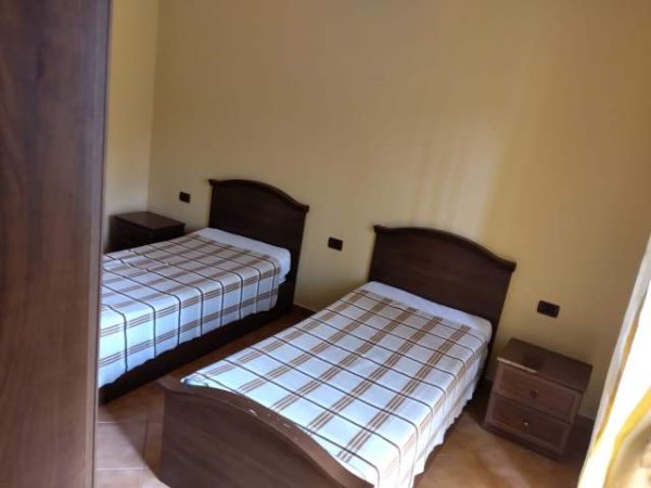 Tirane, jepet me qera apartament 3+1 Kati 2, 130 m² 300 Euro (Ali Demi)