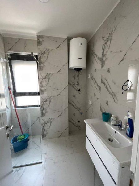 Tirane, jepet me qera apartament 1+1 Kati 5, 67 m² 260 Euro (Unaza e Re)