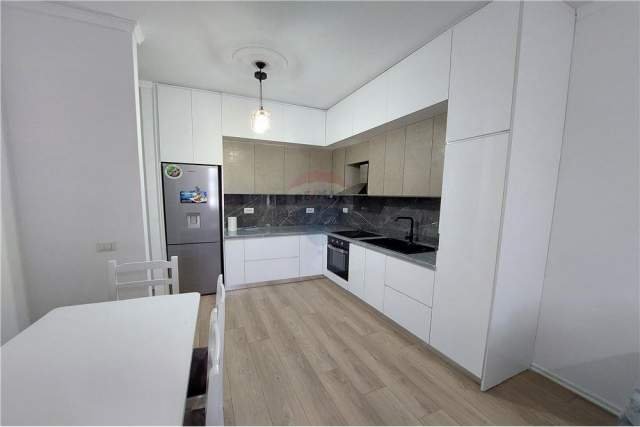 Tirane, jepet me qera apartament 2+1 Kati 10, 110 m² 400 Euro (Yzberisht)