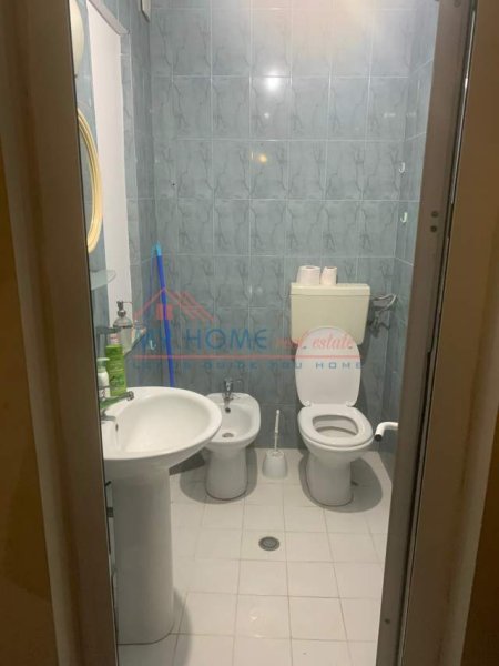 Tirane, jepet me qera apartament 2+1+BLK Kati 2, 110 m² 300 Euro (Rruga Migjeni)