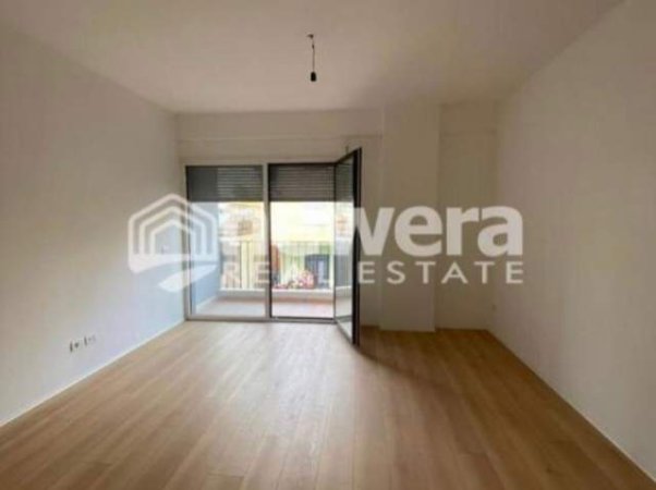 Tirane, jepet me qera apartament 1+1+BLK Kati 2, 65 m² 300 Euro (Komuna e parisit)