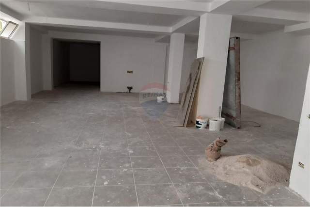 Tirane, jepet me qera magazine Kati 0, 357 m² 2.000 Euro (Liqeni i Thatë, pranë Radisonit)