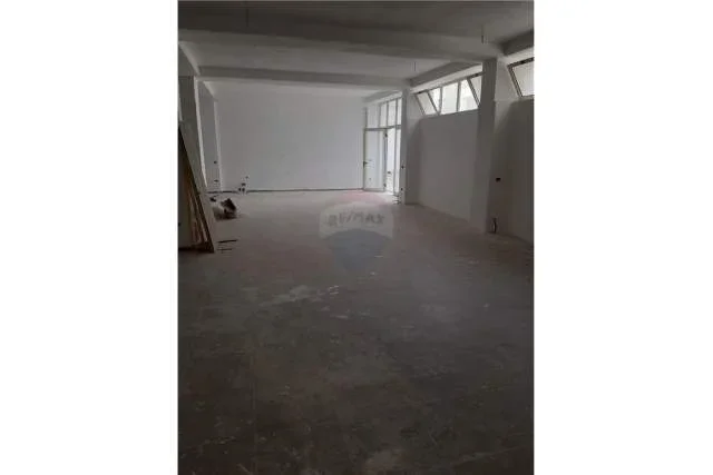 Tirane, shitet magazine Kati 0, 357 m² 470.000 Euro (Liqeni i Thatë, pranë Radisonit)