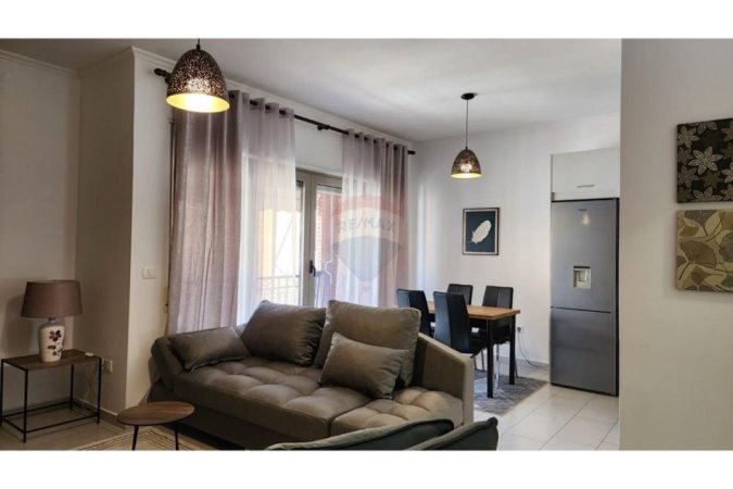 Tirane, jepet me qera apartament 2+1 Kati 3, 100 m² 800 € 