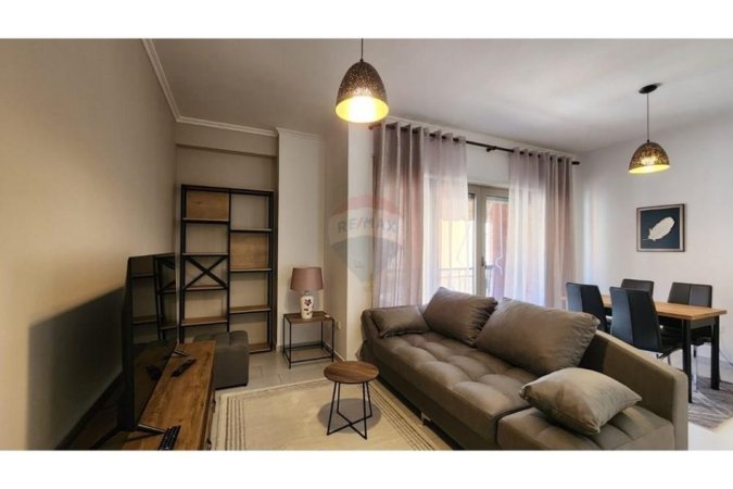 Tirane, jepet me qera apartament 2+1 Kati 3, 100 m² 800 € 