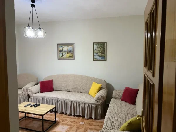 Tirane, jepet me qera 1+1 , 600 € 