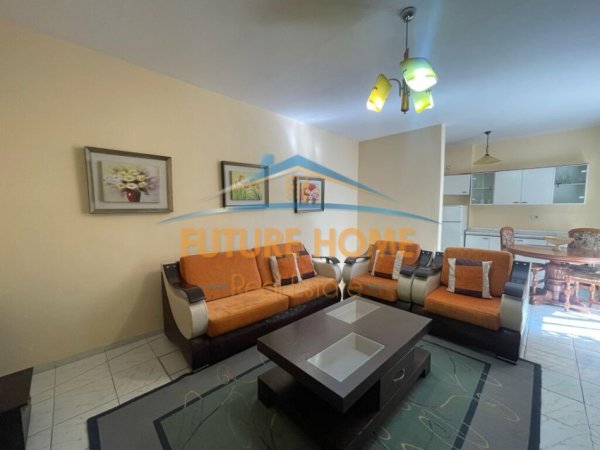 Tirane, jepet me qera apartament 2+1 Kati 4, 93 m² 550 € (Vasil Shanto prane KESH)