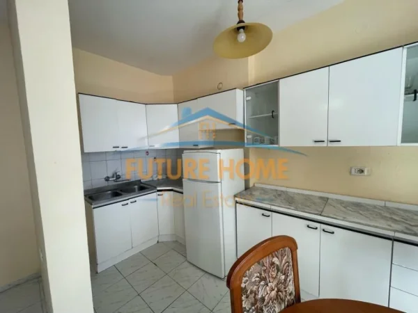 Tirane, jepet me qera apartament 2+1 Kati 4, 93 m² 550 € (Vasil Shanto prane KESH)