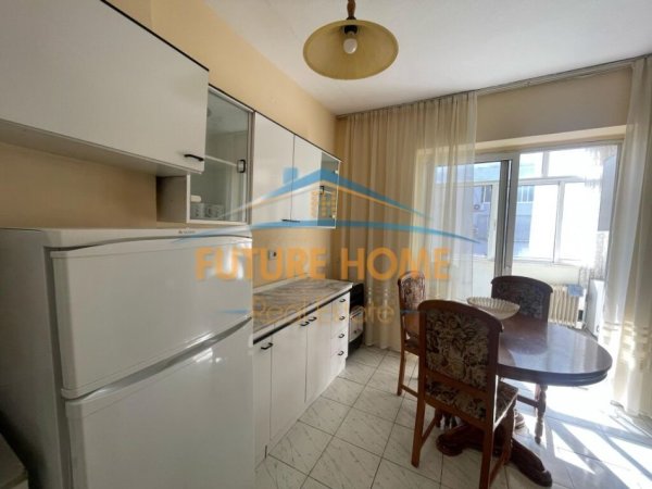 Tirane, jepet me qera apartament 2+1 Kati 4, 93 m² 550 € (Vasil Shanto prane KESH)