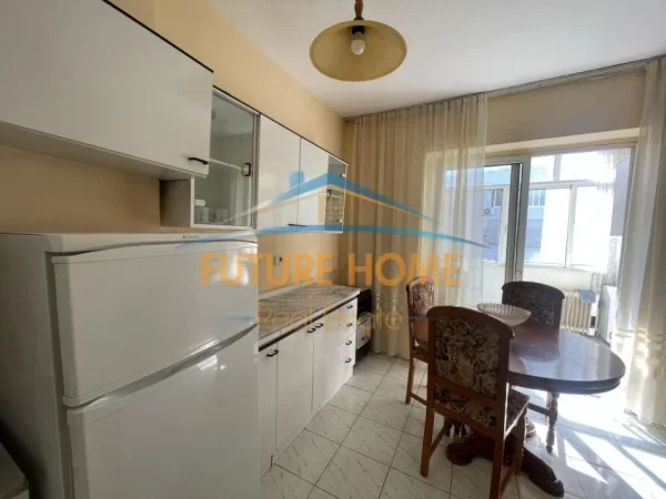 Tirane, jepet me qera apartament 2+1 Kati 4, 93 m² 550 € (Vasil Shanto prane KESH)