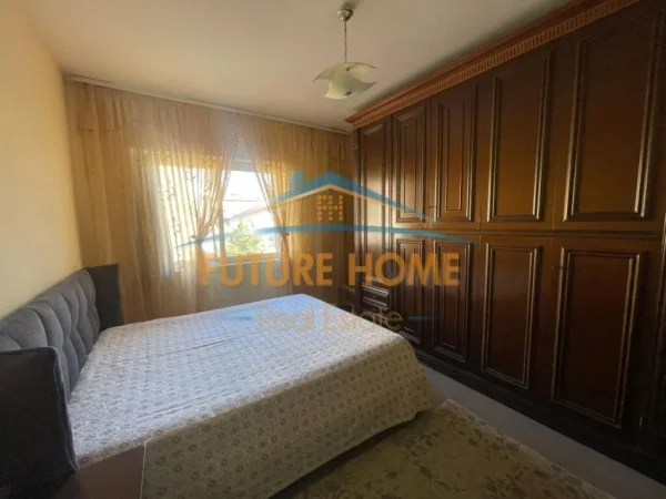 Tirane, jepet me qera apartament 2+1 Kati 4, 93 m² 550 € (Vasil Shanto prane KESH)