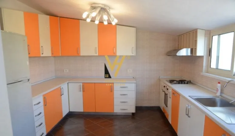 Tirane, jepet me qera apartament 4+1+Ballkon Kati 5, 210 m² 1.200 € (RRUGA HAMDI SINA)