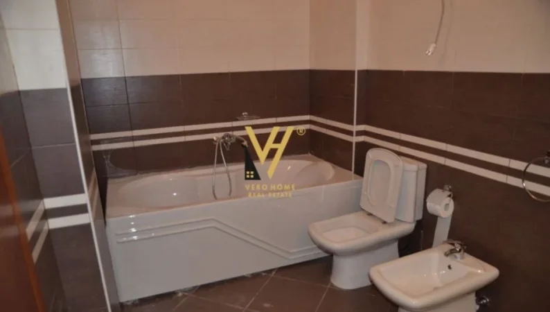 Tirane, jepet me qera apartament 4+1+Ballkon Kati 5, 210 m² 1.200 € (RRUGA HAMDI SINA)