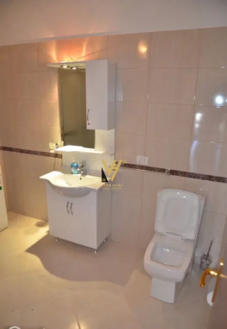 Tirane, jepet me qera apartament 4+1+Ballkon Kati 5, 210 m² 1.200 € (RRUGA HAMDI SINA)