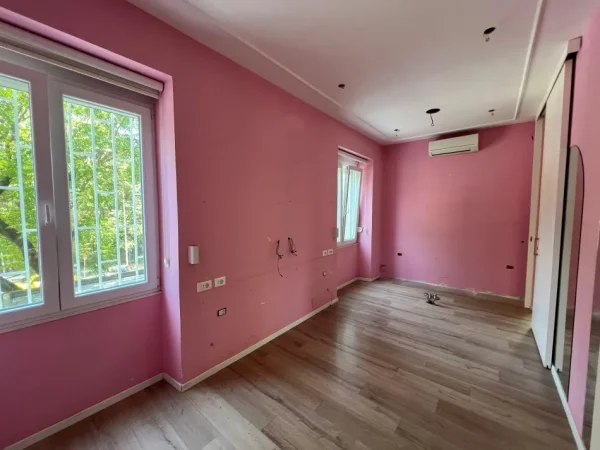 Tirane, jap me qera ambjent biznesi Kati 2, 120 m² 1.500 € (rruga gjin bue shpata)