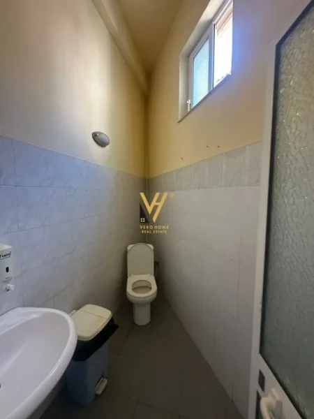 Tirane, shitet bar-resorant Kati 0, 410 m² 300.000 € (QYTET STUDENTI)