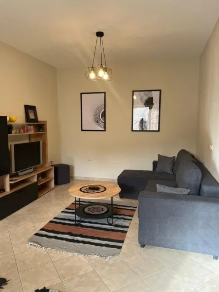 Tirane, jepet me qera apartament 1+1+Aneks+Ballkon Kati 2, 80 m² 480 € (rruga mine peza)