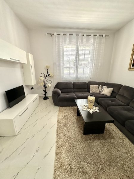 Tirane, jepet me qera Vile 3+1+Aneks+Ballkon Kati 2, 174 m² 750 € (Mbi Kompleksin Marga Kontakt)