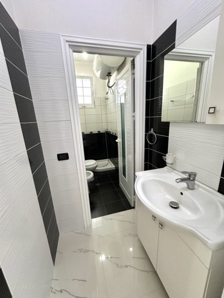 Tirane, jepet me qera Vile 3+1+Aneks+Ballkon Kati 2, 174 m² 750 € (Mbi Kompleksin Marga Kontakt)