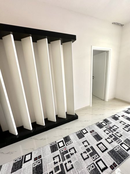 Tirane, jepet me qera Vile 3+1+Aneks+Ballkon Kati 2, 174 m² 750 € (Mbi Kompleksin Marga Kontakt)