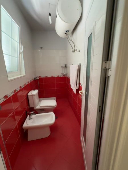 Tirane, jepet me qera Vile 3+1+Aneks+Ballkon Kati 2, 174 m² 750 € (Mbi Kompleksin Marga Kontakt)