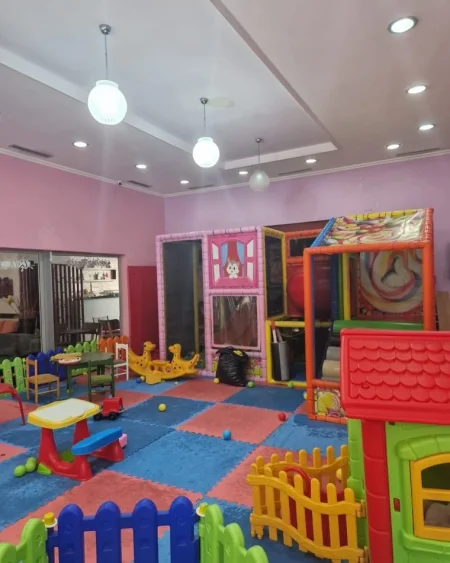 Tirane, shitet lokal , 225 m² 