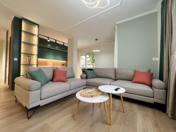 Tirane, jepet me qera apartament 1+1+Ballkon Kati 3, 100 m² 950 € (KOMUNA PARISIT)