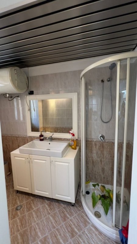 Tirane, jepet me qera ambjent biznesi Kati 1, 49 m² 700 € (Brryli)