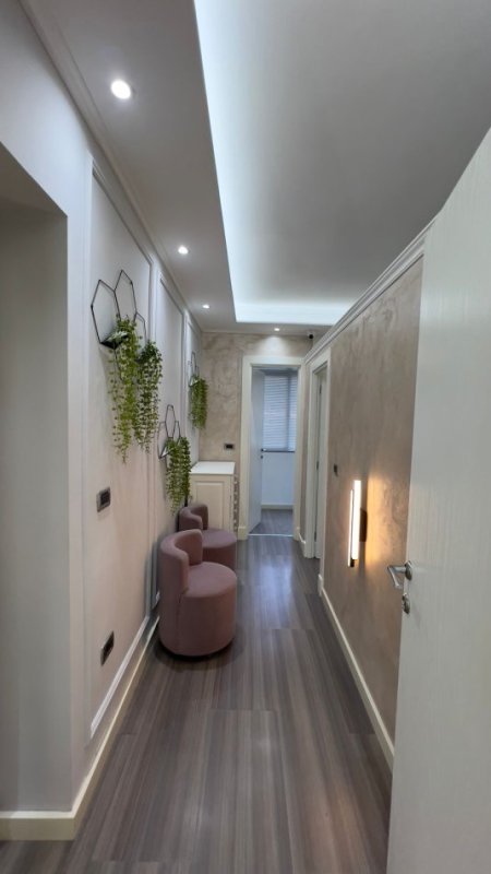 Tirane, jepet me qera ambjent biznesi Kati 1, 49 m² 700 € (Brryli)