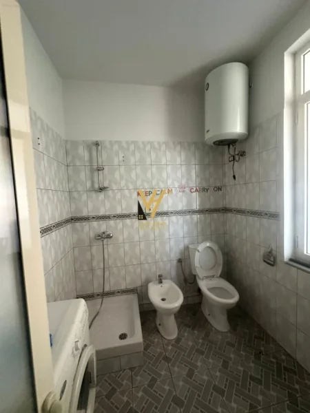 Tirane, jepet me qera ambjent biznesi Kati 0, 230 m² 2.700 € (PAS FAKULTETIT EKONOMIK)