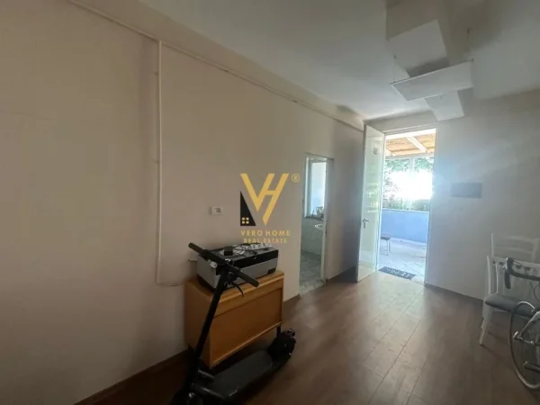 Tirane, jepet me qera ambjent biznesi Kati 0, 230 m² 2.700 € (PAS FAKULTETIT EKONOMIK)