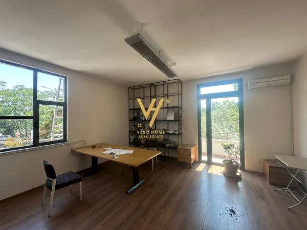 Tirane, jepet me qera ambjent biznesi Kati 0, 230 m² 2.700 € (PAS FAKULTETIT EKONOMIK)