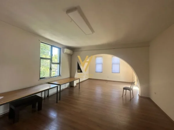 Tirane, jepet me qera ambjent biznesi Kati 0, 230 m² 2.700 € (PAS FAKULTETIT EKONOMIK)