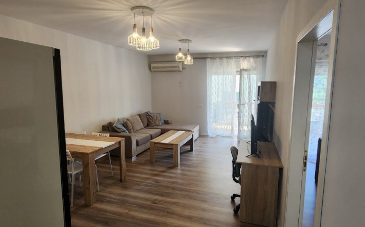 Tirane, jepet me qera apartament 2+1+Ballkon , 100 m² 850 € (Liqeni I Thatë)