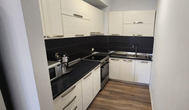 Tirane, jepet me qera apartament 2+1+Ballkon , 100 m² 850 € (Liqeni I Thatë)