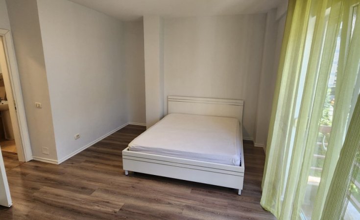Tirane, jepet me qera apartament 2+1+Ballkon , 100 m² 850 € (Liqeni I Thatë)