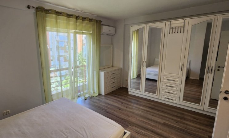 Tirane, jepet me qera apartament 2+1+Ballkon , 100 m² 850 € (Liqeni I Thatë)