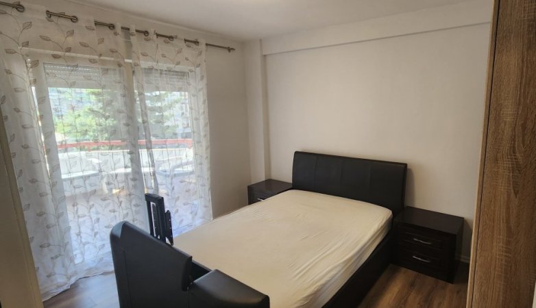 Tirane, jepet me qera apartament 2+1+Ballkon , 100 m² 850 € (Liqeni I Thatë)