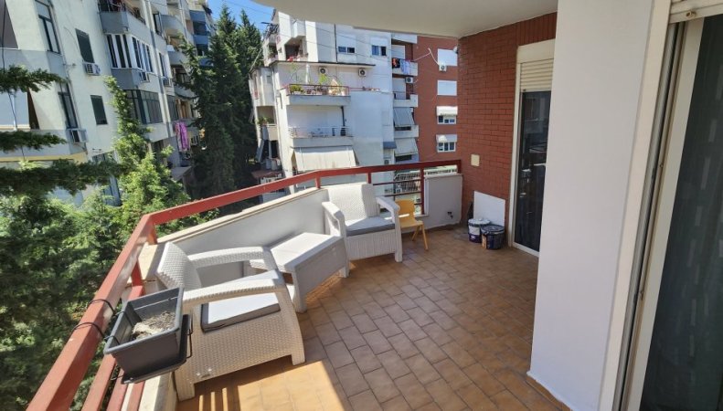 Tirane, jepet me qera apartament 2+1+Ballkon , 100 m² 850 € (Liqeni I Thatë)
