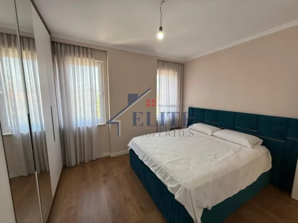 Tirane, jepet me qera apartament 2+1+Ballkon Kati 4, 100 m² 1.000 € (Fakulteti Ekonomik)