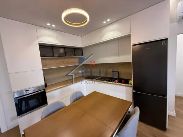 Tirane, jepet me qera apartament 2+1+Ballkon Kati 4, 100 m² 1.000 € (Fakulteti Ekonomik)