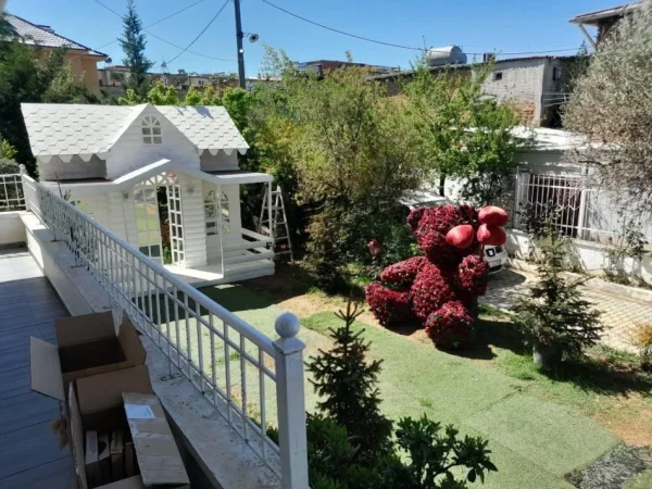 Tirane, jepet me qera Vile 3 Katshe Kati 3, 500 m² 1.500 € (KINOSTUDIO)