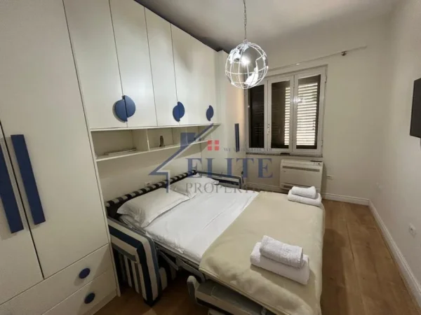 Tirane, jepet me qera apartament 2+1 Kati 4, 75 m² 900 € (Shallvaret)