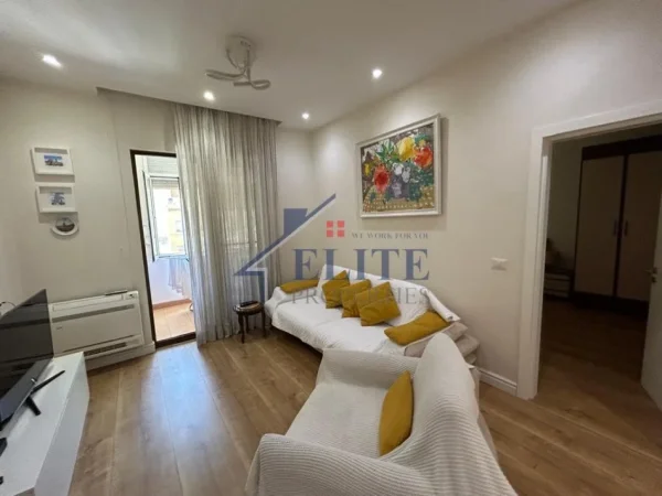 Tirane, jepet me qera apartament 2+1 Kati 4, 75 m² 900 € (Shallvaret)