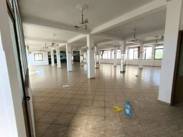 Tirane, jepet me qera ambjent biznesi Kati 2, 1.250 m² 4.000 € (Bathore, rruga ‘’Demokracia’’.)