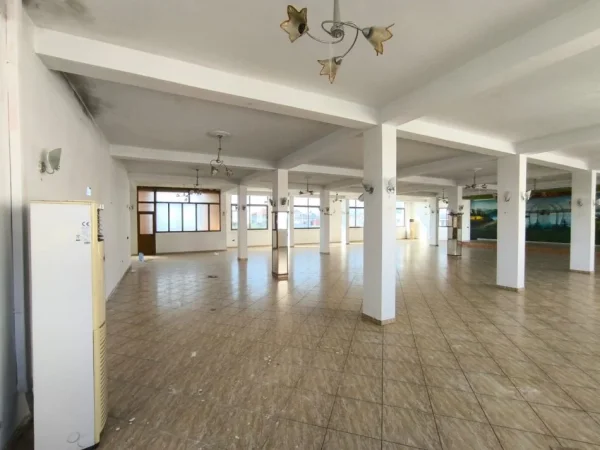 Tirane, jepet me qera ambjent biznesi Kati 2, 1.250 m² 4.000 € (Bathore, rruga ‘’Demokracia’’.)